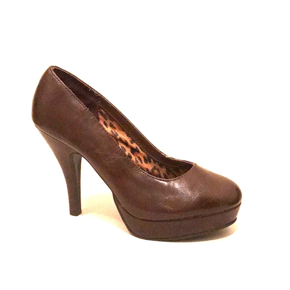 Unlisted • A Kenneth Cole Production • Pump